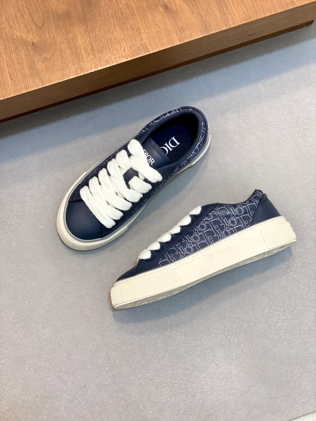 Factory price: 438💰Dior Crafted from navy and white jacquard with Oblique print and suede panels, it features a distinctive padded tongue embossed with the Dior signature, wide navy mohair laces and brass eyelets with a matte tonal finish. White rubber sole with Dior Oblique pattern, enhanced by a contrasting Dior 30 Avenue Montaigne signature on the rear. It can add fashionable temperament to casual looks. Exquisite packaging at the delivery counter🛍📦 ▪️ Fabric: Original customized Oblique presbyopia + cowhide ▪️ Lining: Original customized sheepskin + breathable mesh ▪️ Sole: Original molded anti-slip rubber material ▪️ Bottom thickness: 4CM ▪️ Size: Men's 38-45 (customized for 38, 45)